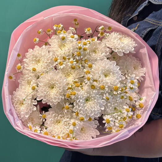 Букет из 5 штук кустовой ромашки и кружевной хризантемы в стильной упаковке