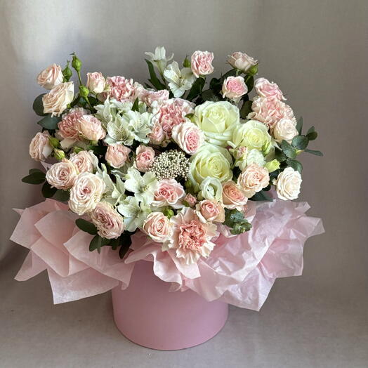 Цветы в шляпной коробке. Кустовые розы, диантусы, альстромерии.💕💕