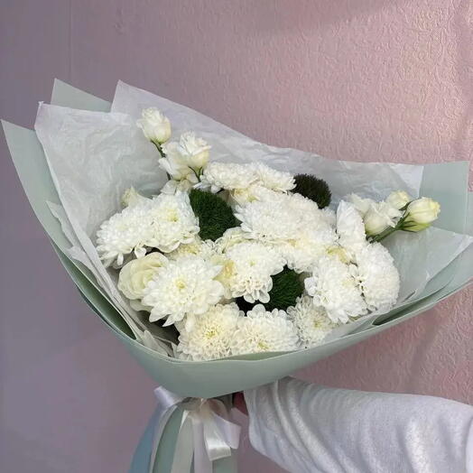 Букет из хризантемы, эустомы, розы и киви