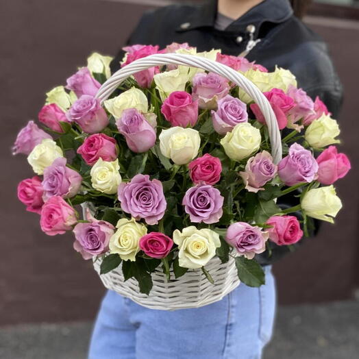 Корзина с розами микс 51 шт