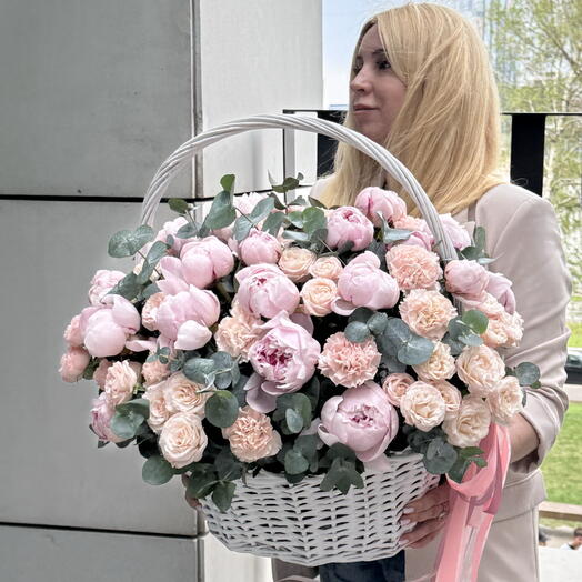 Корзина премиум с пионами
