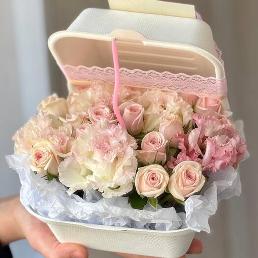 Бенто-композиция🌸 с кустовой розой и эустомой