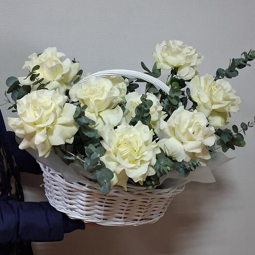 Корзина с цветами роза француская белая