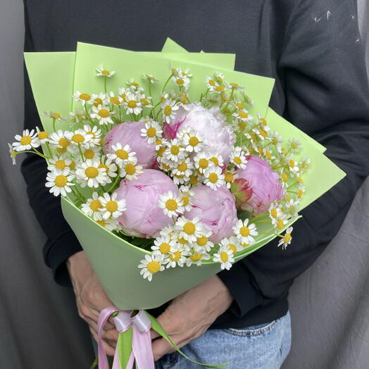Кустовые ромашки и пионы. Полевые цветы