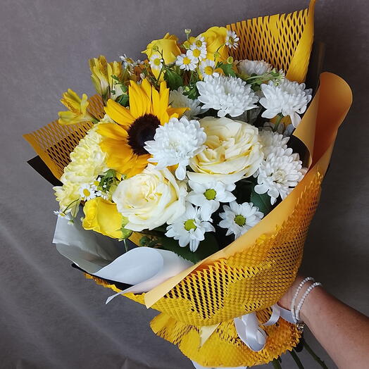 Подсолнух с розами Хризантемой и матрикарией💛