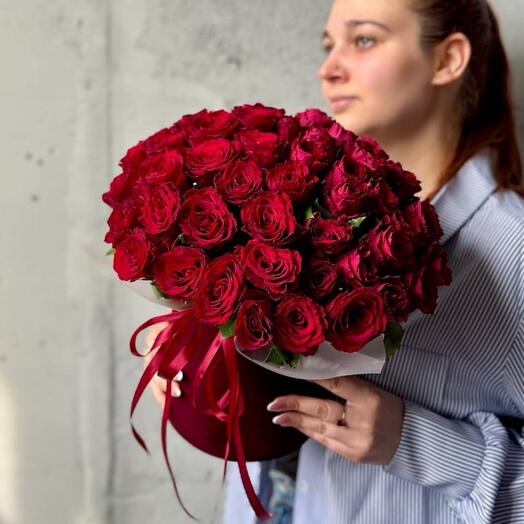 Бархатная коробка из 51 красной кенийской розы