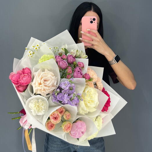 Трендовый дофаминовый букет в белом оформлении 😍