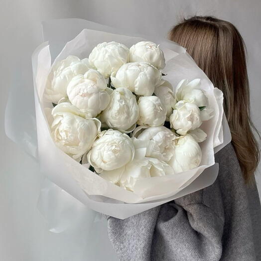 15 белых пионов