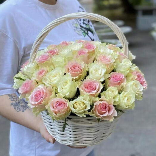 Розы в корзине белые и розовые 51