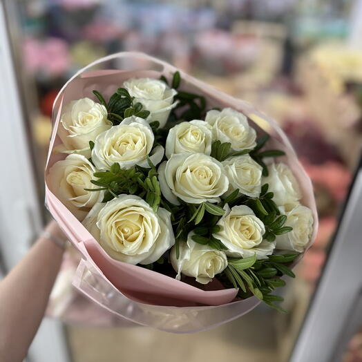 Букет из 13 роз с зеленью