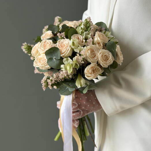 Кремовый букет невесты с пион розами, альстромериями и статицей