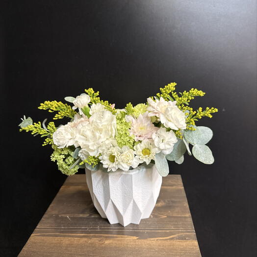 Цветочная композиция с гвоздикой, хризантем и сантини