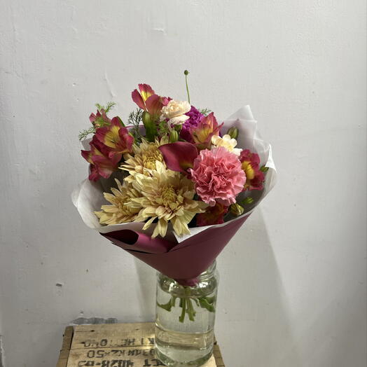 Сборный букет «Летний закат» с диантусами и альстромериями