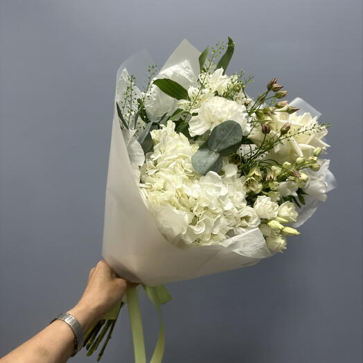 Гортензия, роза пионовидная, диантус, кампанула, дельфиниум, аллиум, альстромерия, эустома
