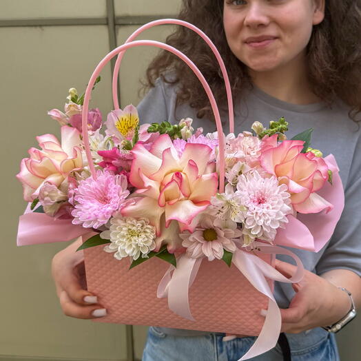 Композиция с французской розой ,эустомой и хризантемой + сладкий подарок 🎁