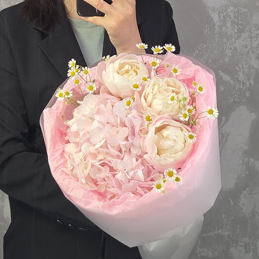 Букет из пионов, гортензии и кустовой ромашки🌸