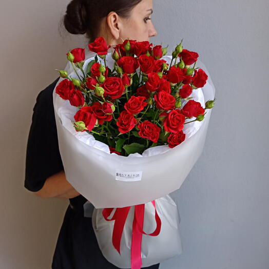 Букет из красных кустовых роз