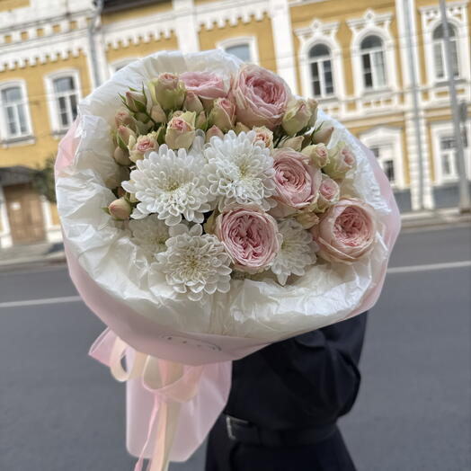 Нежный букет с пионовидными и кустовыми розами