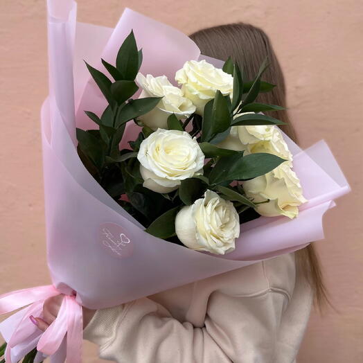 Букет из белых роз с зеленью