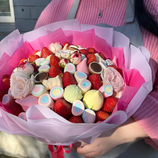Букет из кустовых роз,клубники и маршмелоу