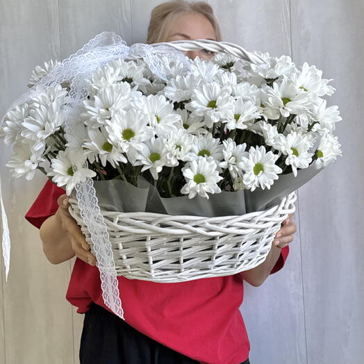 Композиция ромашки в корзине