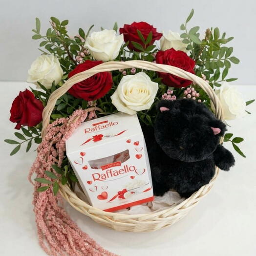 Корзина из цветов, конфет икотика