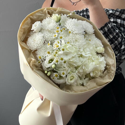 Нежный букет (гортензия, кустовые хризантемы, ромашки, лизиантус)