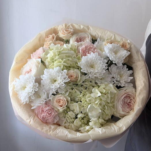 Нежный объемный букет с гортензией и кустовой розой