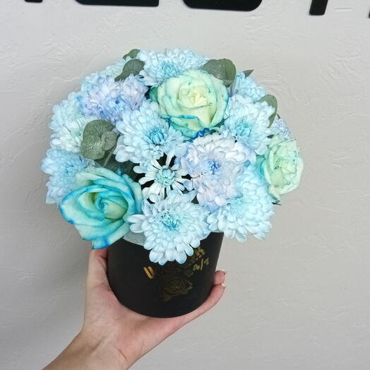 Коробка из роз и хризантем