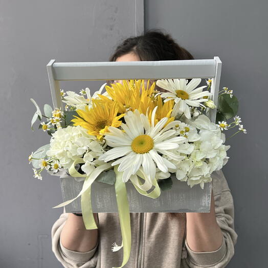 Яркие подсолнухи, ромашки и  гортензия  в деревянном ящике 🌼
