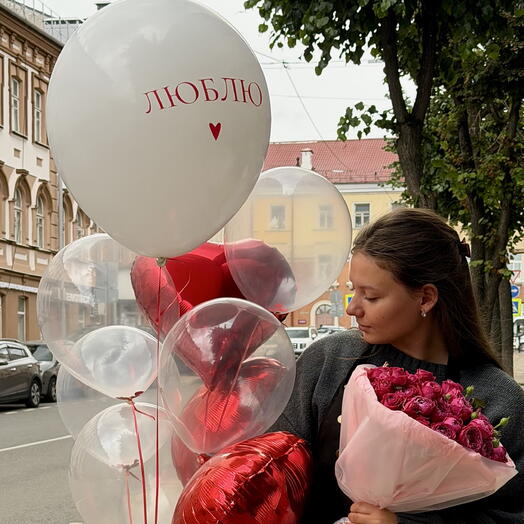 Комбо 2в1: букет кустовых роз и набор шаров Люблю ♥️
