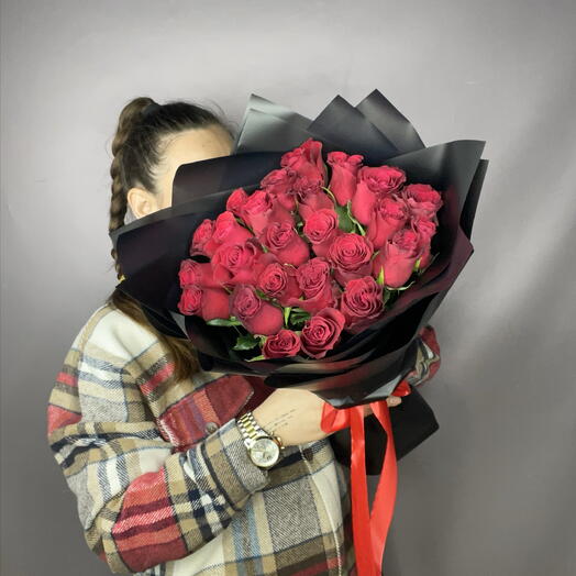 25 красных роз в черном 🖤️