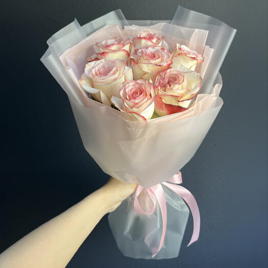Ramo de 7 rosas delicadas