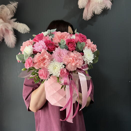 Ramo en Caja de Dianthus, peonía rosa y crisantemo