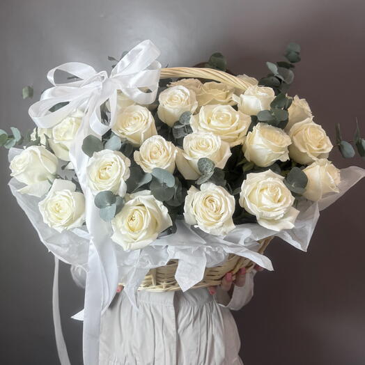 Корзина с белыми розами 31 шт