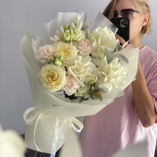 Белые ночи ( Пионовидные розы, эустома, диантусы)