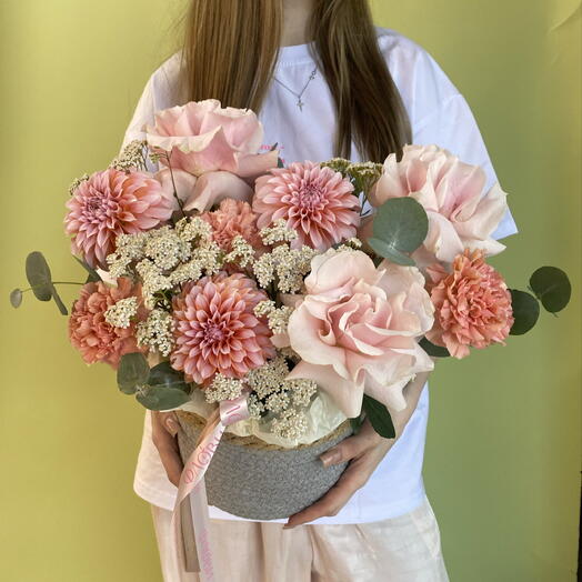 Композиция с георгинами и французскими розами