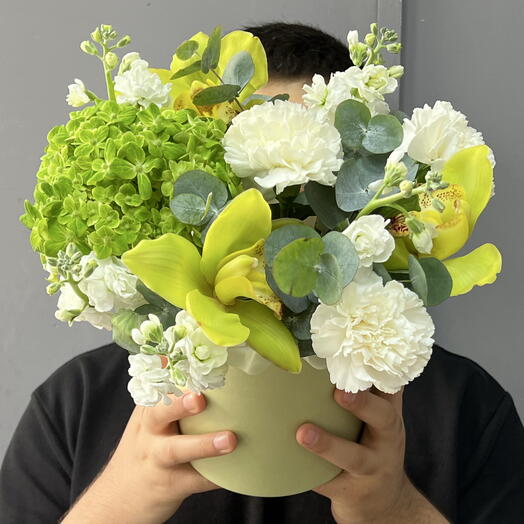 Композиция с гортензией и диантусами в шляпной коробке 💚