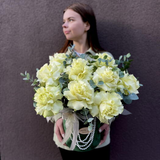 Коробка с лимонными французскими розами