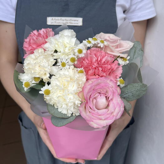 Нежная композиция из диантусов и ромашек