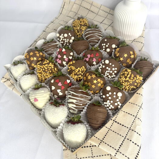 Клубника из молочного и белого шоколада 25-30 шт с кокосовой стружкой, кондитерской и воздушно-рисовой посыпкой