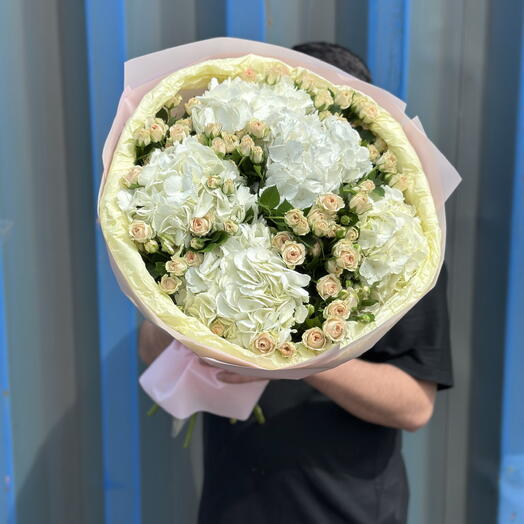 Сборный букет из кустовых роз и гортензий