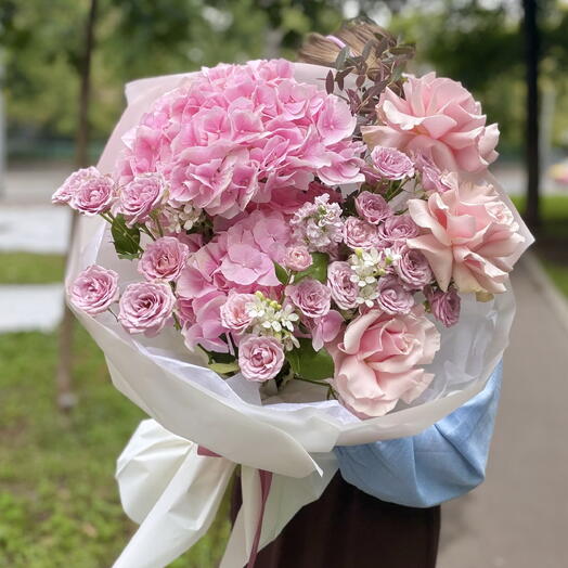 Букет с гортензиями, розами