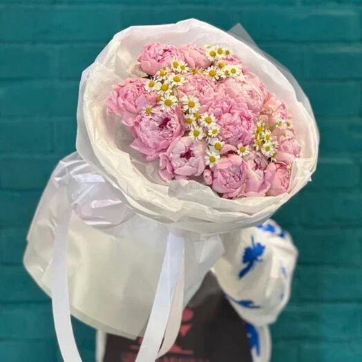 Букет  из 15 пионов и ромашки