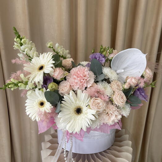 Композиция с антуриумом, эустомой, кустовой розой, хризантемой и герберами 🌸