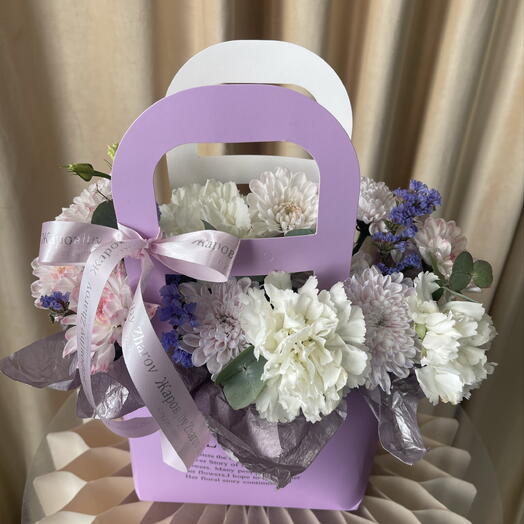 Композиция с хризантемой и диантусами в лавандовой сумочке 💜