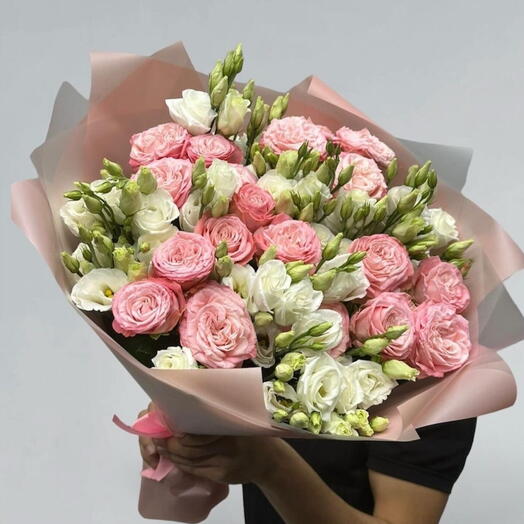 A luxurious bouquet of eustoma and roses
