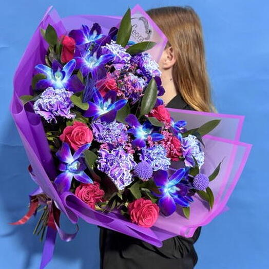 Букет яркие розы и космическая Орхидея. Авторский букет 528. Leoraflowers