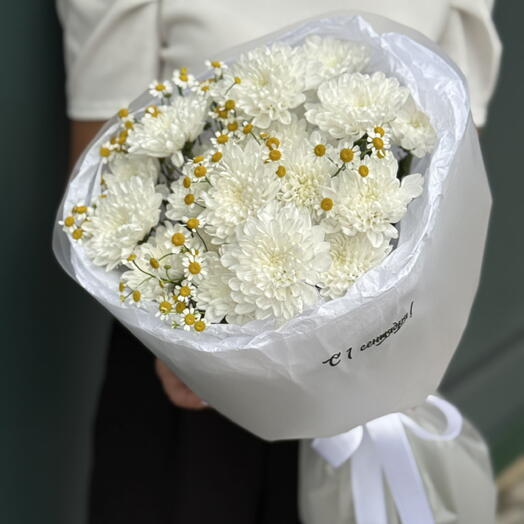 Стильный букет с кустовыми хризантемами и танацетумом от «Флора Маркет»