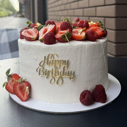 Торт Happy Birthdayсо свежими ягодами